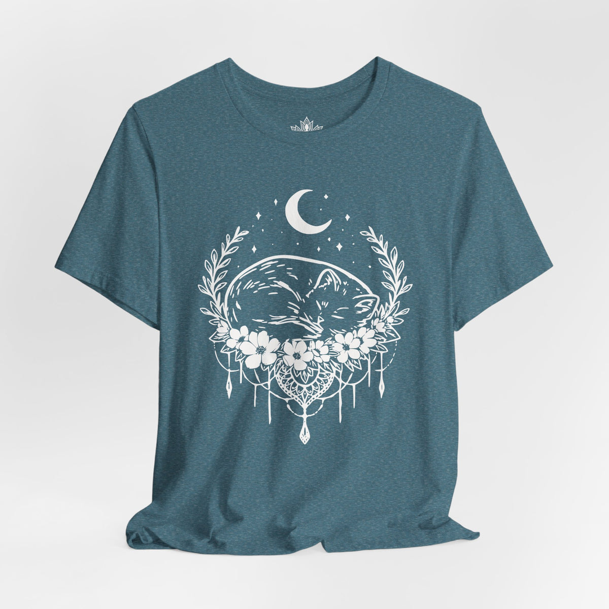 Chat endormi sous la lune