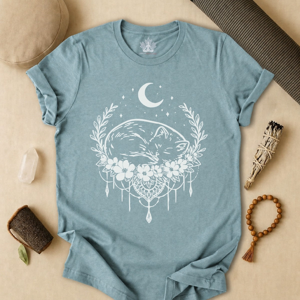 Chat endormi sous la lune